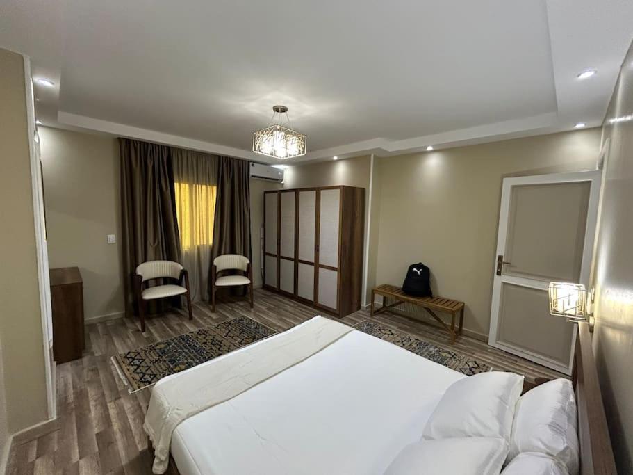 Skyline Luxury 5 Mins From Airport Apartment